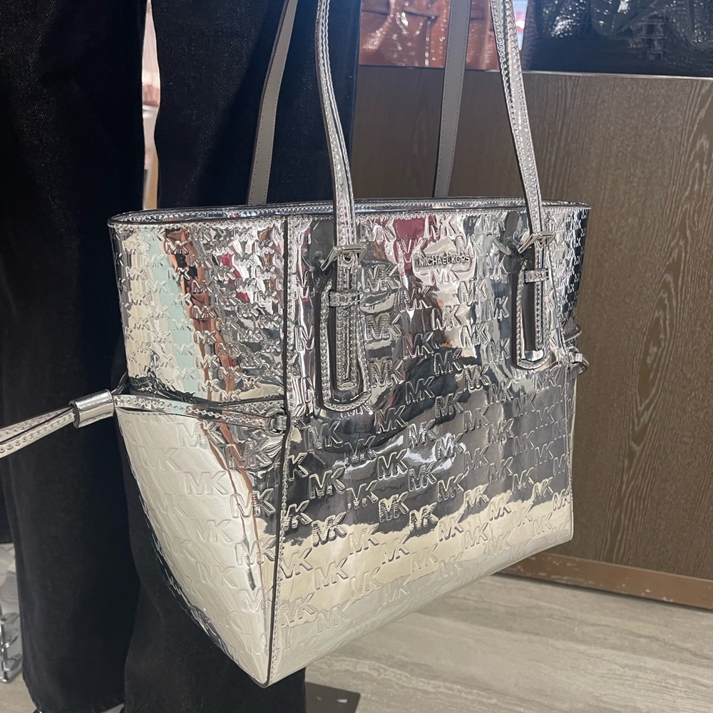 MICHAEL KORS Voyager Large Patent Logo Debossed EW Shoulder Tote Bag
Silver
NWT - Picture 2 of 16